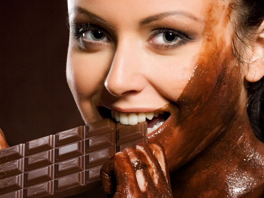 девушка и шоколад