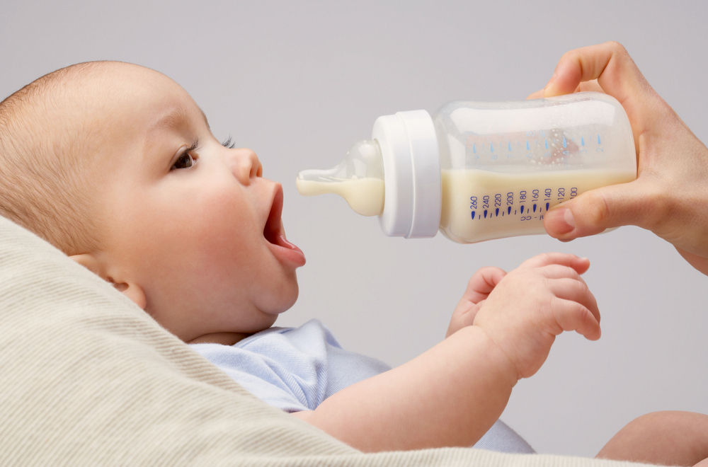 Малыш пьет молоко