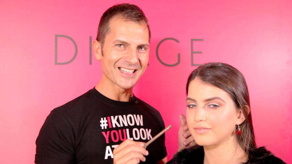 визажист компании "Диваж" делает макияж девушке