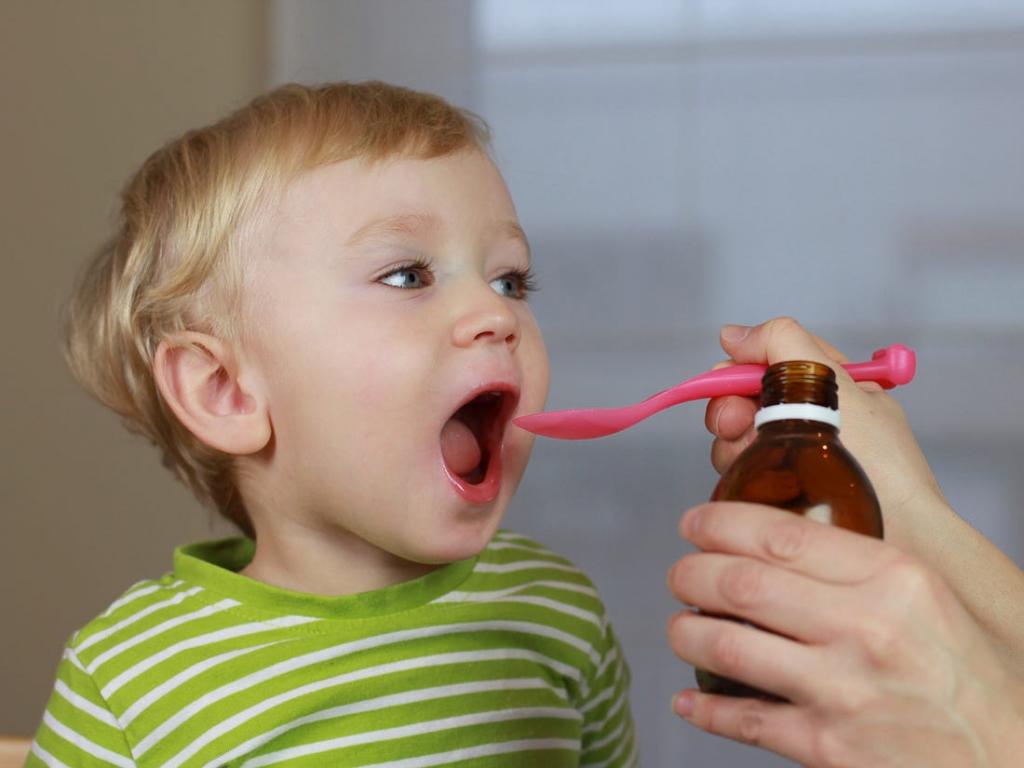 Ребенок пьет сироп