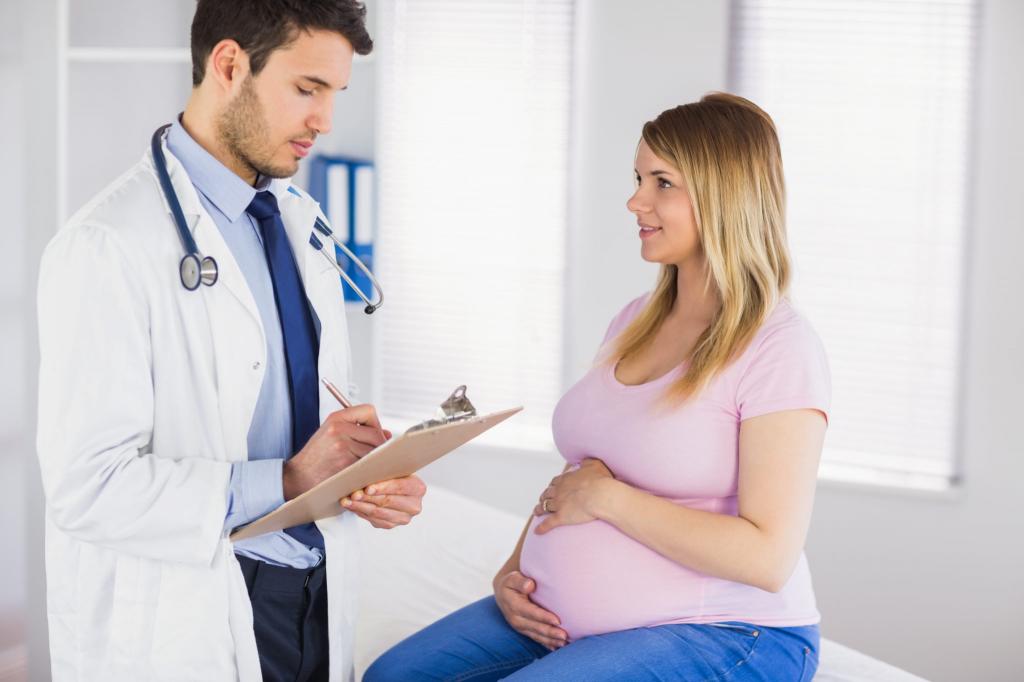 беременная женщина и врач